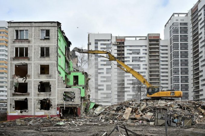 Реновация в Москве: власти столицы подозрительно уступчивы